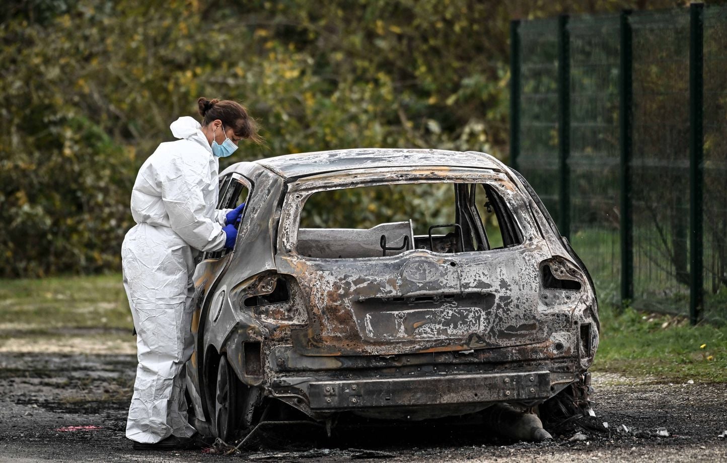 Dos sospechosos acusados y encarcelados después de que se descubriera un cuerpo en un coche quemado Dos sospechosos acusados y encarcelados después de que se descubriera un cuerpo en un coche quemado